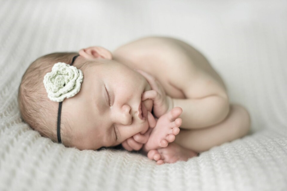 BABYFOTOGRAFERING: Enkle rekvisitter som et pannebånd kan gjøre underverker.